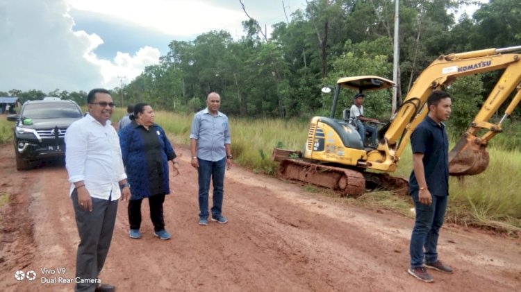 Ketua DPRD Merauke, Benny Latumahina saat memantau jalan yang rusak di wilayah Jagebob 