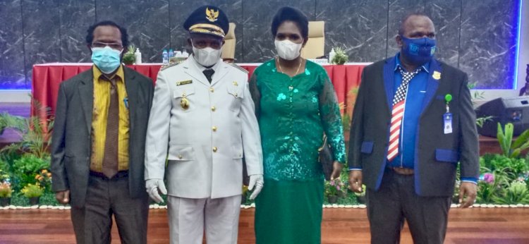 ketua DPRD Nduga. Ikabus  Hwijangge foto bersama bupati, Wentius Nimiangge kabuoqten Nduga