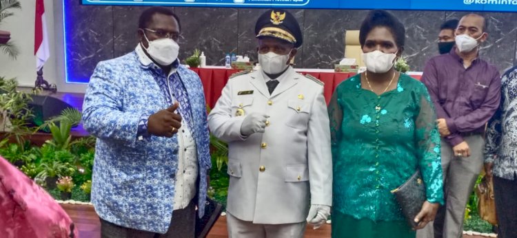 Keterangan foto : Ketua DPD Partai Hanura Papua, Kenius Kogoya foto bersama Bupati Nduga, Wentius Nimeangge beserta istri