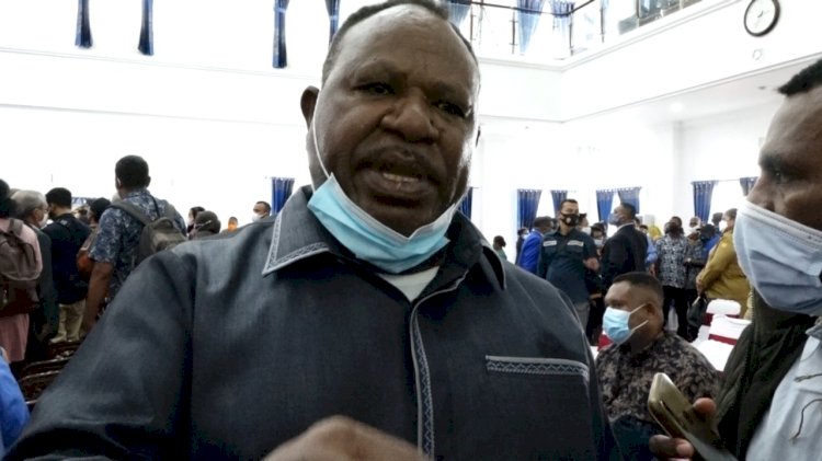 Keterangan: ketua Pansus Otsus DPRP Papua, Thomas Sondegau saat ditemui awak media