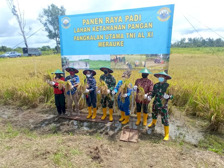 Danlantamal Xi Merauke saat foto bersama dengan para tamu undangan.