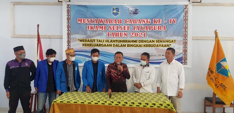Ketua KKSS Kota Jayapura, Junaidi Rahim Saat membuka Musyawara Cabang IKAMI Sulsel Cabang Jayapura ke - IV.