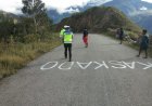 Supir Belum Mahir Berkendara, Toyota Triton di Papua Terjun Bebas Ke Jurang 