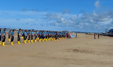 Laksanakan Program Kampung Bahari Nusantara, Lantamal XI Merauke Bersihkan Pantai Lampu Satu