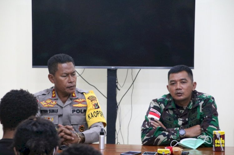 Kapolres Merauke AKBP Untung Sangaji didampingi Dandim Merauke Letkol Moh Rois, melaksanakan pembebasan 12 ( dua belas ) tahanan kasus Makar, bertempat di ruang data Mapolres Merauke. Jumat, (2/4)