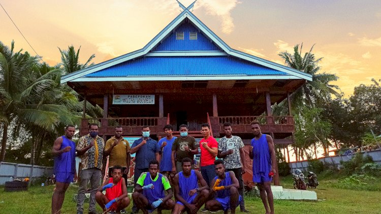 Pengurus Wushu Papua foto bersama pengurus Wushu Merauke dan para atlet.