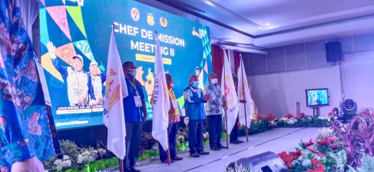 Gubernur Papua Penyerahan bendera KONI kepada Sub PB PON di 4 Klaster