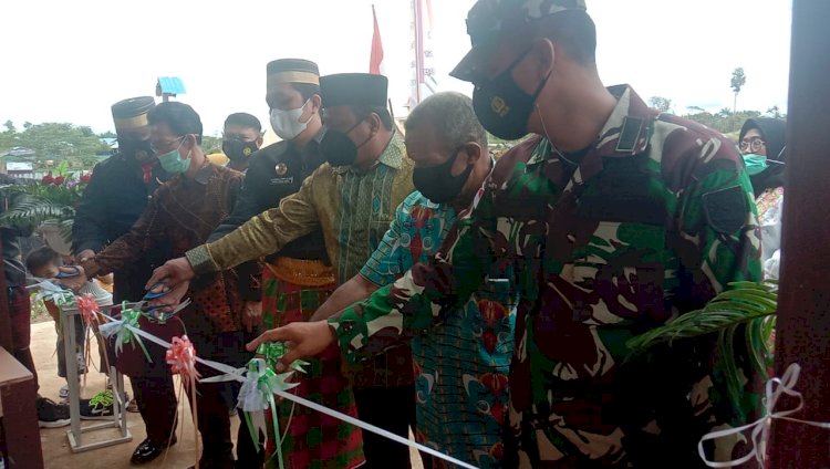 Ket Foto : Pengguntingan Pita Oleh FORKOPIMDA Kabupaten Boven Digoel