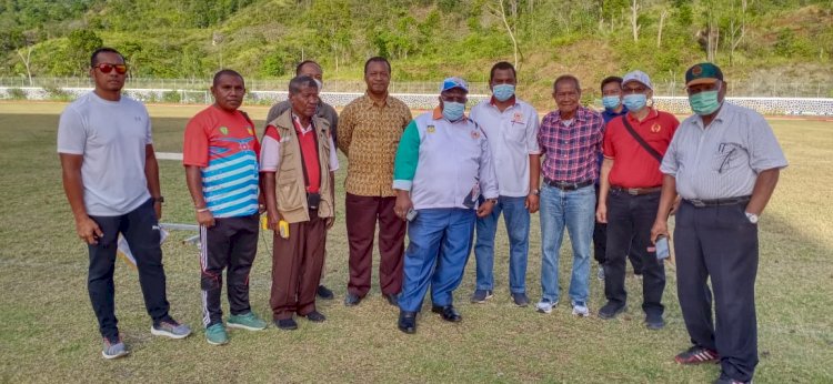 Pengurus KONI Papua foto bersama dengan Sekum PASI Papua Markus Y Raubaba dan panitia.