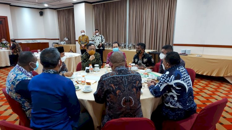 Ketua DPRD Kabupaten Meruake beserta Rombongan saat berdiskusi dengan Mekopolhukam di hotel Redtop Jakarta. MInggu (11/4)