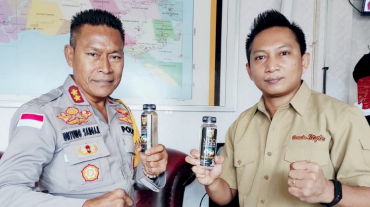 Ketua Bidang Kerjasama BCP HIPMI Merauke, Herman Sulle saat berpose dengan Kapolres Merauke AKBP Untung sangadji