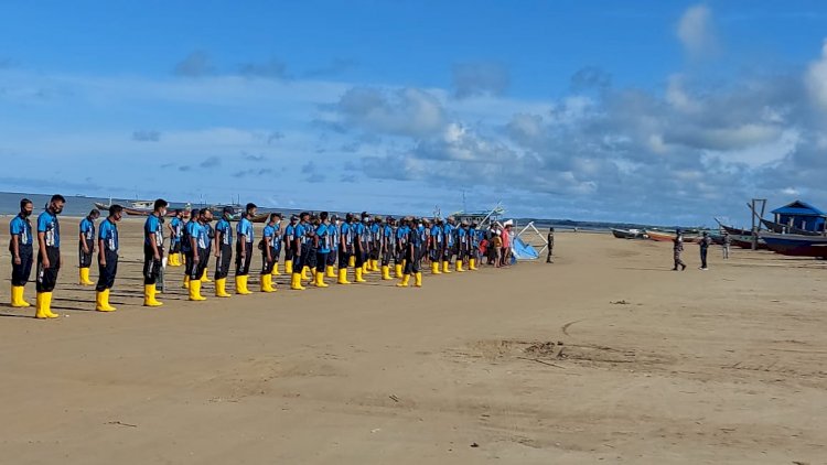 Anggota Lantamal X Merauke saat melaksanakan apel dipantai lampu satu Merauke Jumat (23/4)