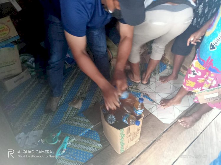 Anggota Polsek Merauke saat melakukan penggerebekan puluhan botol miras dirumah salah seorang warga yang berlamat dijalan Ampera 4 Merauke