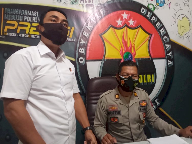 Ka Unit Tipikor Satreskrim Polres Merauke, Ipda Juniar DJ.S didampingi Kasubag Humas Polres Merauke AKP Najamuddin