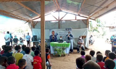 Kunjungi Daerah Kuda Mati Merauke, Sulaiman L. Hamzah Menjamah Anak-Anak Pinggiran