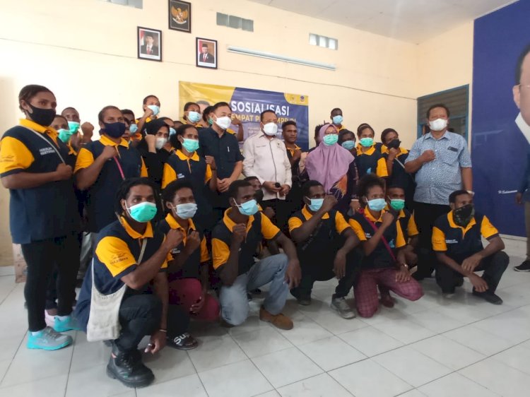 Para Siswa Sekolah Aspirasi Saat Foto Bersama dengan Anggota DPR RI H. Sulaiman dan Anggota DPR Papua Fauzun Nihaya