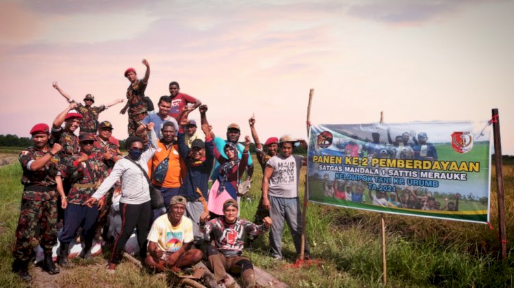 Foto bersama Satgas Mandala 1 Merauke Bersama Masyarakat Kampung Urumb, Distrik Semangga Kabupaten Merauke. Sabtu (1/4)