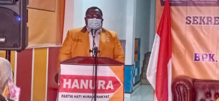 Ketua DPD Hanura Papua, Kenius Kogoya saat memberikan sambutan peresmian kantor DPC Hanura Kota Jayapura.