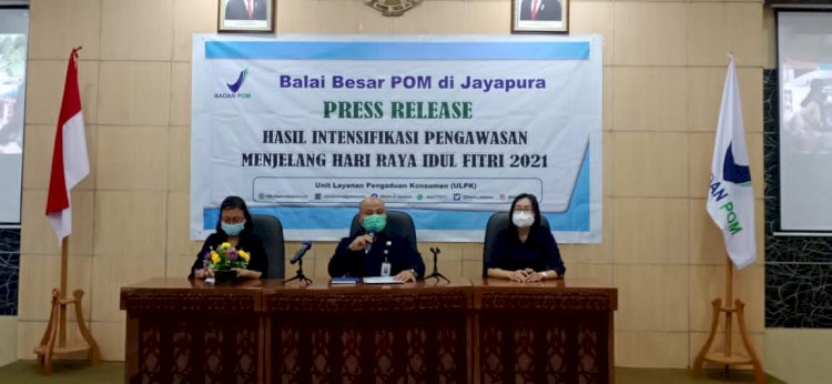 Kepala Balai POM di Jayapura. Saat lakukan Press Release di kantor BB PON Kotaraja.