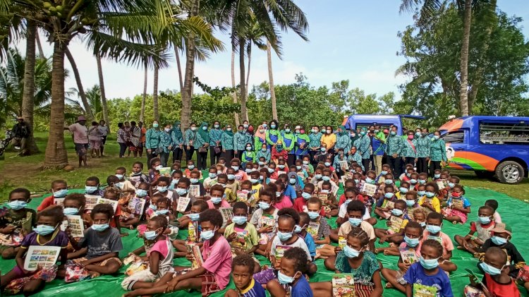 Tim Penggerak PKK dan Persputakaan Daerah Kabupaten Merauke saat melakukan sesi foto bersama. Senin (17/5)