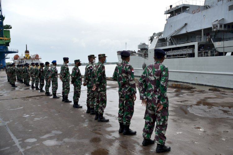 Personel Lantamal Xi Merauke saat melepas  KRI Teluk Bintuni 520 yang bertolak dari Pelabuhan Yos Sudarso Merauke, menuju Timika. Selasa (18/5)