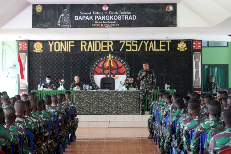 Panglima Kostrad Letnan Jenderal TNI Eko Margiyono, M.A. saat melaksanakan kunjungan kerja ke Markas Batalyon Infanteri Raider 755/Yalet, Merauke, Kamis (20/5)