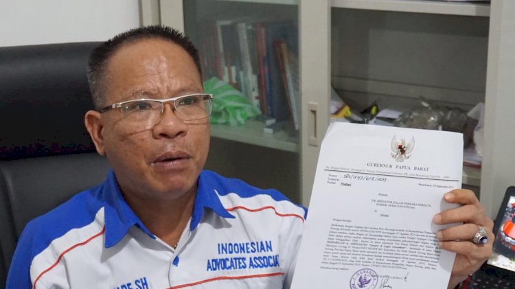 Max Mahare Kuasa Hukum Gubernur Papua Barat Dominggus Mandacan, pada saat penanganan  perkara wanprestasi antara Rico Sia dan Pemerintah Provinisi Papua Barat saat menyampaikan keterangan pers di kantor DPC Peradi Sorong