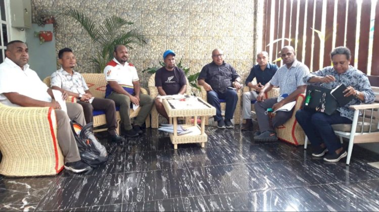 Ketua PB PON XX Papua Bersama Tim Kerja Saat Di Jumpai Awak Media di Kediamannya
