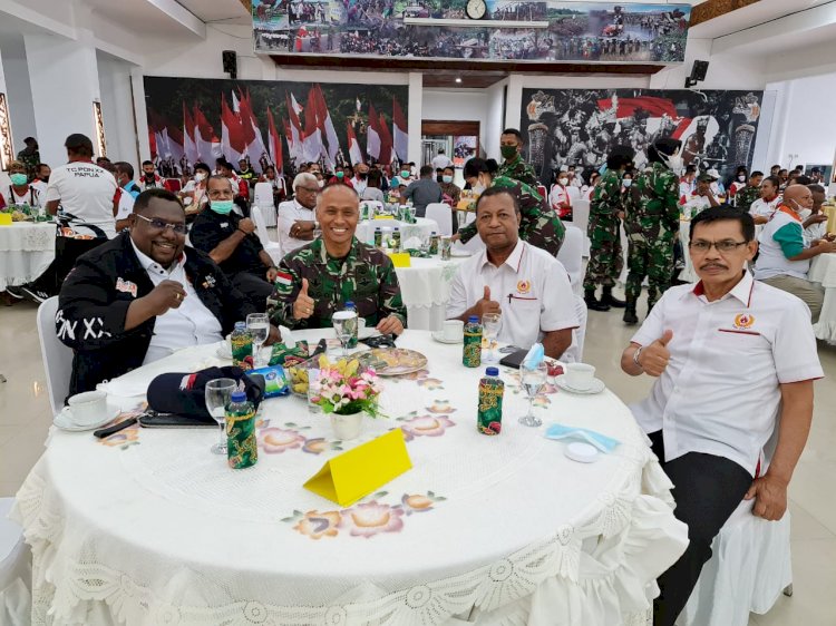 Pangdam XVII Cendrawasih, Sekum KONI, Puslatprov foto bersama