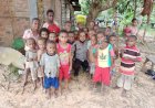 Brigpol Tarwi Sambangi Sekolah Dasar dan Anak Binaan di Boven Digoel, Tanamkan Rasa Nasionalisme