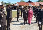 Prosesi Pedang Pora Antar Kapolres Bersama Ketua Bhayangkari Tinggalkan Mapolres Waropen 