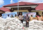 Kapolres Puncak Dampingi Penyaluran Bantuan Kepada Pengungsi Masyarakat di Kabupaten Puncak 
