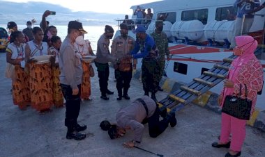 Tiba di Waropen, Kapolres Melaksanakan Sujud Syukur dan Sambut Proseso Adat Injak Piring