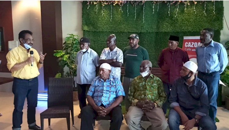 Tokoh Malind Anim saat saat mendengar sambutan dari salah satu legislator di Kabupaten Merauke