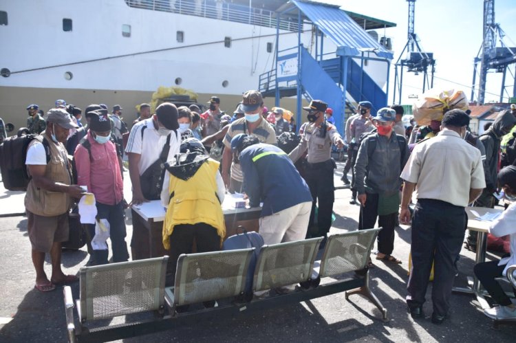 Satgas Covid -19 kota jayaoura saat lakukan rapot antigen terhadap penumpang kapal gunung dempo