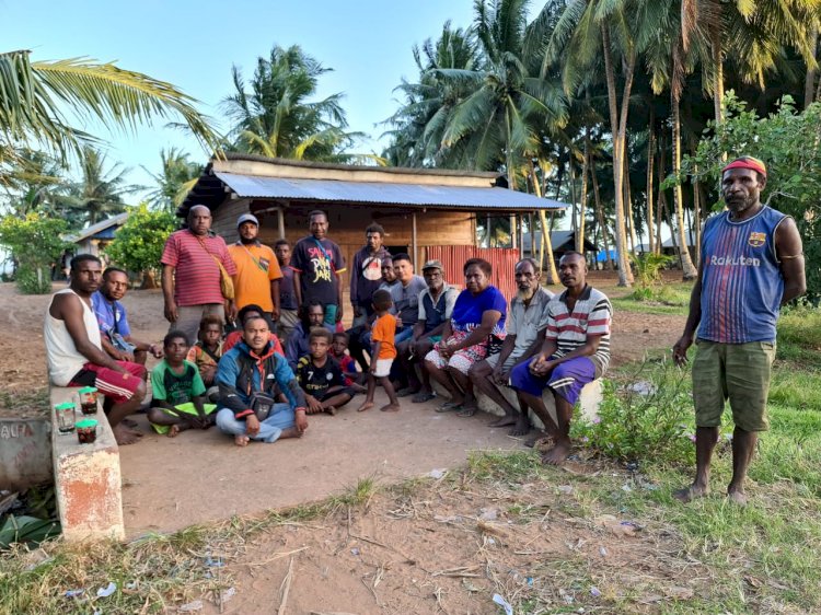 Hans Samkakai dan masyarakat kampung Wambi saat foto bersama dengan pegawai dinas kesehatan Kabupaten Merauke