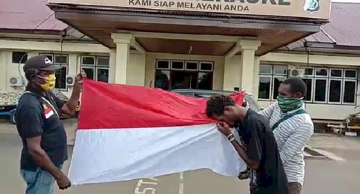 Pelaku penghuna TNI Polri saat meminta maaf dan mencium bendera merah puti di halaman Polres Merauke