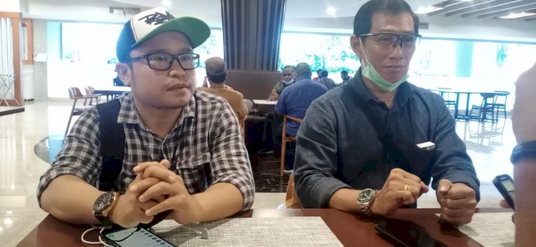 Technical Delegate (TD) Jeffry Abel kiri didampingi ketua sepatu roda kota Jayapura saat di temui awak media