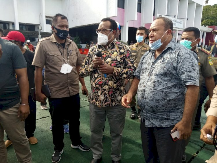 Sekda Papua, Dance Yulian Flassy saat menemui para pendemo Casis Bintara Polri