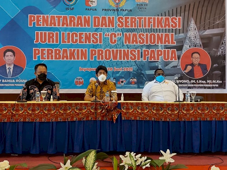 Ketua Pengprov Perbakin, Johny Banua Rouw, Sekum Pengprov Perbakin Papua dan Sekertaris Umum KONI Papua, Kenius Kogoya