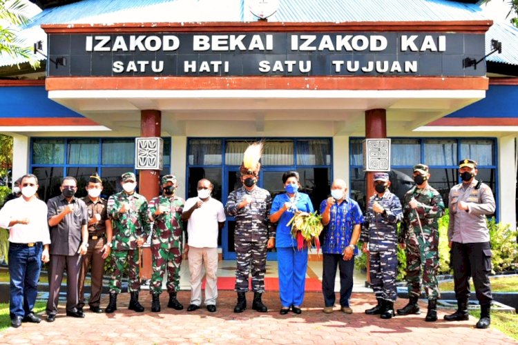 Jajaran Forkopimda Merauek saat menyambuat Kasal Laksamana TNI Yudo Margono didepan ruangan VVIP Bandara Merauke. Rabu (16/6)