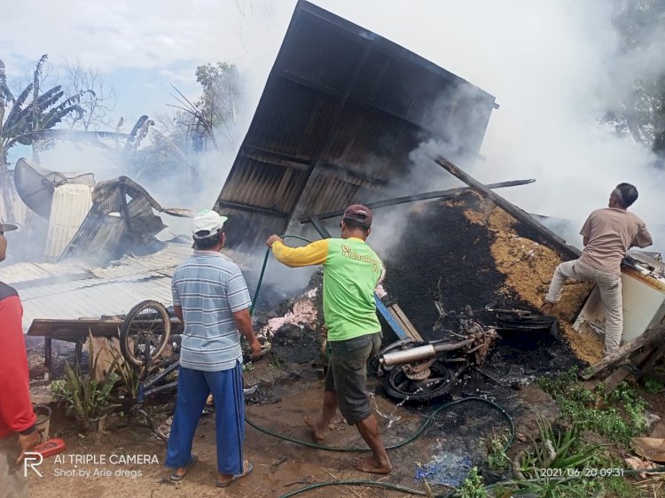 Watga melakukan efakuasi terhadap salah satu rumah yang terbakar di kawasan Salor Indah Merauke.