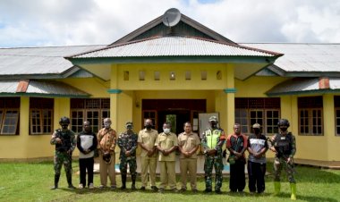 Satgas Yonif 122/TS Menghadiri Undangan Kepala Desa di Distrik Jair