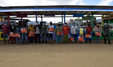 Lantamal XI Merauke Bersinergi Bank BNI Berikan Bantuan Bahan Pokok Masyarakat Pesisir di Merauke