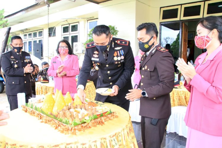 Personil Polres Merauke saat menggelar acara syukuran HUT Bhayangkara yang ke 75