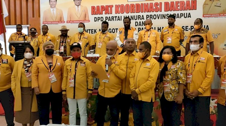 Lamek Maniagasi saat membacakan dukungan pernyataan sikap dihadapan kader-kader Partai Hanura