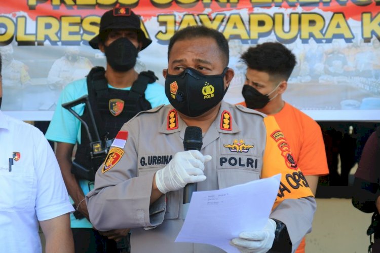 Kapolresta Jayapura Kota, Kombes Pol Gustav R. Urbinas Saat Memberikan Keterangan Pers, senin (5/7)