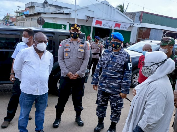 Bupati Kabupaten Meraueke saat melakukan peninjuan dipasar Wamanggu Kabupaten Merauke. Jumat (16/7)