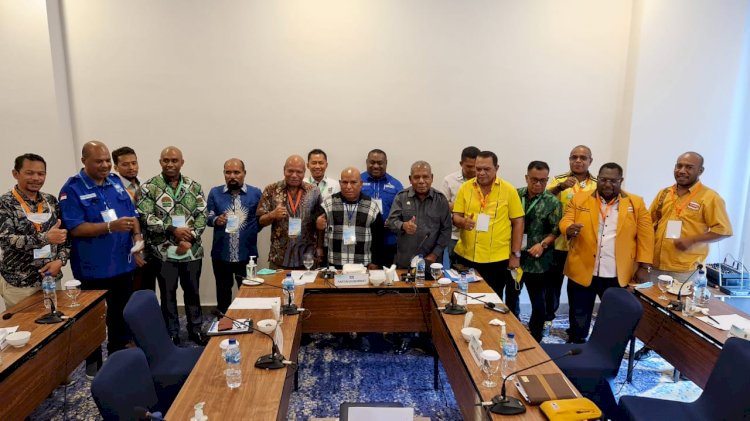 Koalisi Lukmen Jilid ll foto bersama Gubernur Papua, Lukas Enembe saat rapat terbatas Koalisi (istimewa)