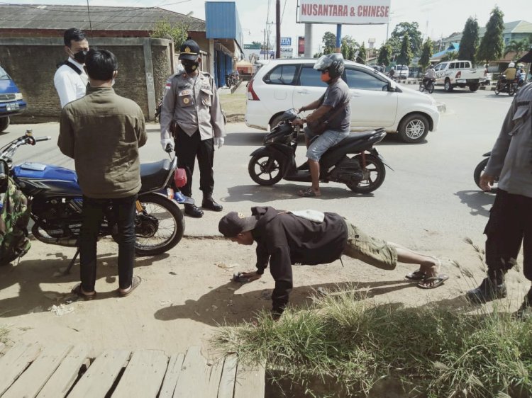 Pelanggar prokes di Merauke saat sedang dihukum push up